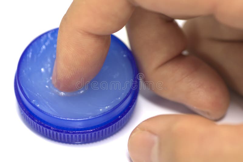 Mano maschio facendo uso del gel bianco di lucidatura del dito fotografie stock libere da diritti Mano maschio facendo uso del gel bianco di lucidatura del dito fotografie stock libere da diritti