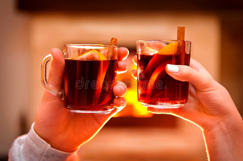 Mano masculina y femenina que sostiene una taza de vino reflexionado sobre fotografía de archivo libre de regalías Mano masculina y femenina que sostiene una taza de vino reflexionado sobre fotografía de archivo libre de regalías