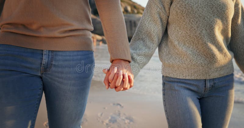 Mano playa y pareja viajes al aire libre y caminar en una cita romántica con amor y unión. personas de naturaleza