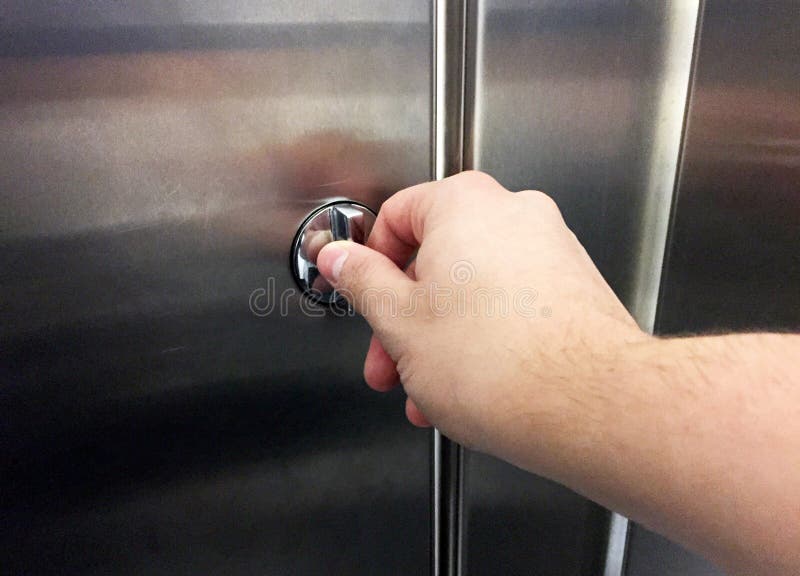 Mano que cierra la parada de cuarto de baño fotografía de archivo libre de regalías Mano que cierra la parada de cuarto de baño fotografía de archivo libre de regalías