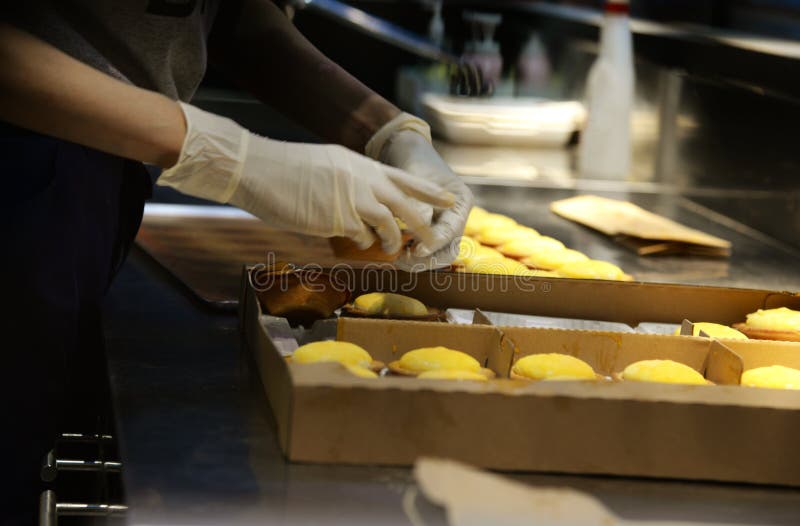 Mano que hace cierre de la tarta del queso para arriba imagenes de archivo Mano que hace cierre de la tarta del queso para arriba imagenes de archivo
