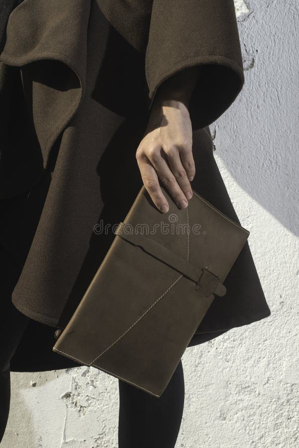 Mano que sostiene el bolso de cuero imagenes de archivo Mano que sostiene el bolso de cuero imagenes de archivo