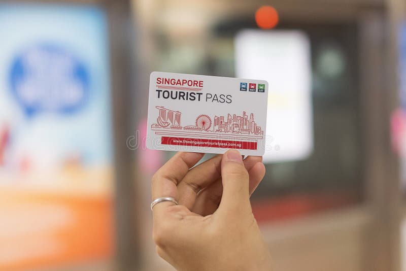 Mano que sostiene la tarjeta turística del paso de Singapur en el ferrocarril del MRT; Singapur, el 9 de mayo de 2019 fotos de archivo libres de regalías Mano que sostiene la tarjeta turística del paso de Singapur en el ferrocarril del MRT; Singapur, el 9 de mayo de 2019 fotos de archivo libres de regalías