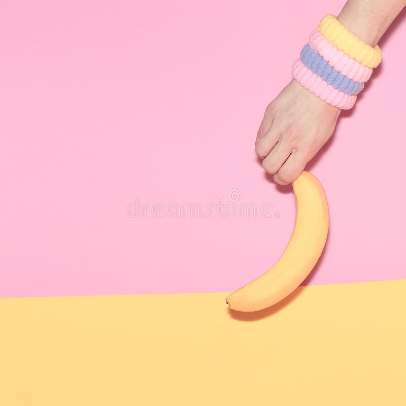 Mano que sostiene un plátano fotografía de archivo Mano que sostiene un plátano fotografía de archivo
