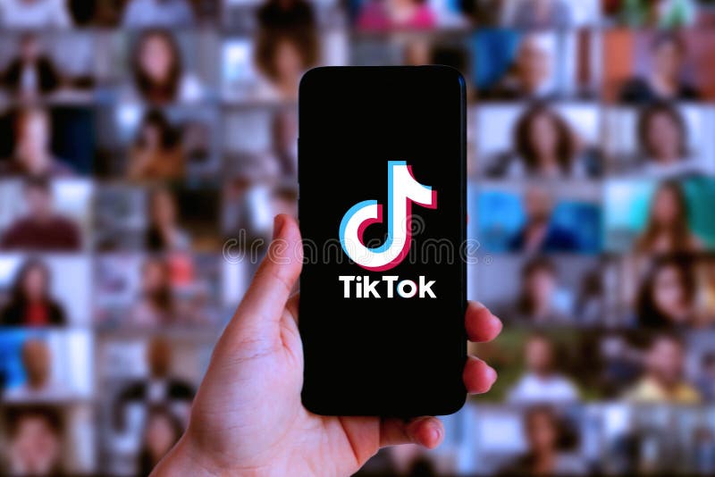 Mano Sosteniendo Un Smartphone Con El Logo De Tik Tok Foto de archivo  editorial - Imagen de servicio, medio: 217024328