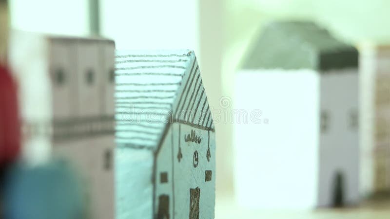 Mano stretta di un bambino adorabile che gioca con giocattoli in blocchi di legno colorati al chiuso. giocare è imparare per i bam video d archivio