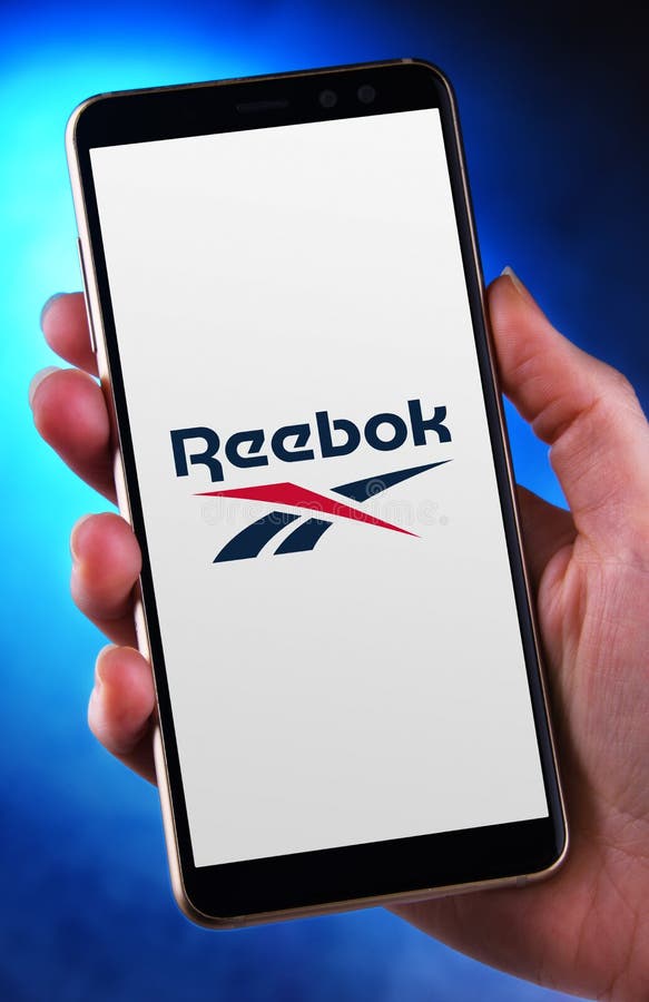 Mano Sujetando El Smartphone El Logotipo De Reebok Foto de archivo editorial - Imagen de almacén: 191512413