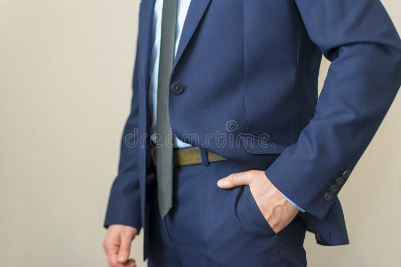 Mano in tasca con l'orologio in una fine del vestito su fotografie stock Mano in tasca con l'orologio in una fine del vestito su fotografie stock