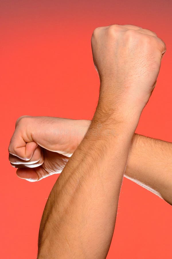 Mano umana che ha schiacciato le dita in un pugno, simbolizzante l'odio e la resistenza, isolata su un fondo rosso fotografia stock libera da diritti Mano umana che ha schiacciato le dita in un pugno, simbolizzante l'odio e la resistenza, isolata su un fondo rosso fotografia stock libera da diritti