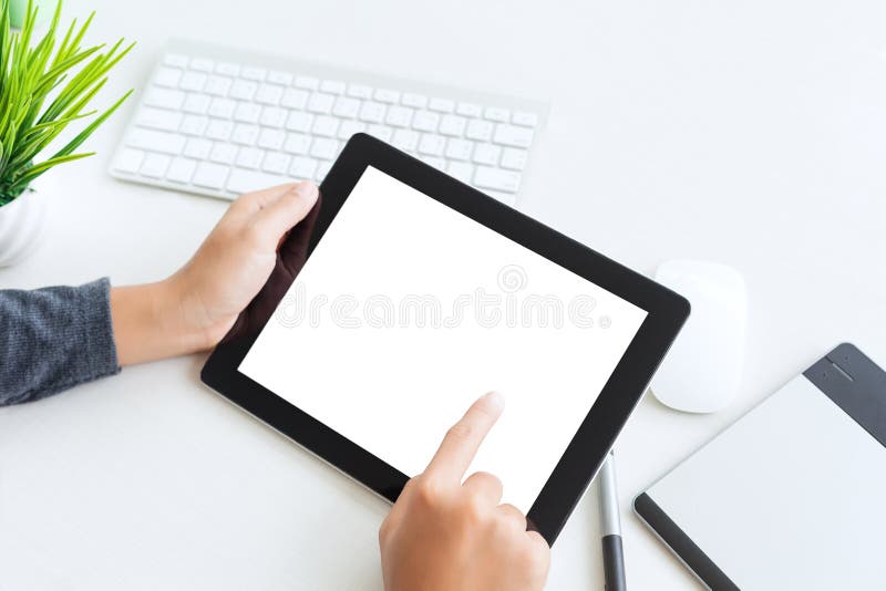 Mano usando la pantalla en blanco de la tableta del tacto digital del finger