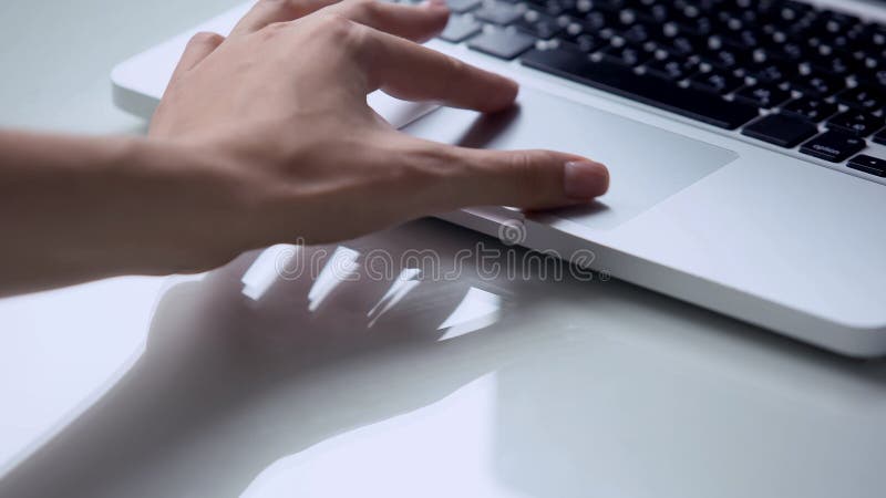 Mano usando panel táctil de la PC del ordenador portátil, uso de computadora personal para el trabajo en la oficina u hogar fotos de archivo Mano usando panel táctil de la PC del ordenador portátil, uso de computadora personal para el trabajo en la oficina u hogar fotos de archivo