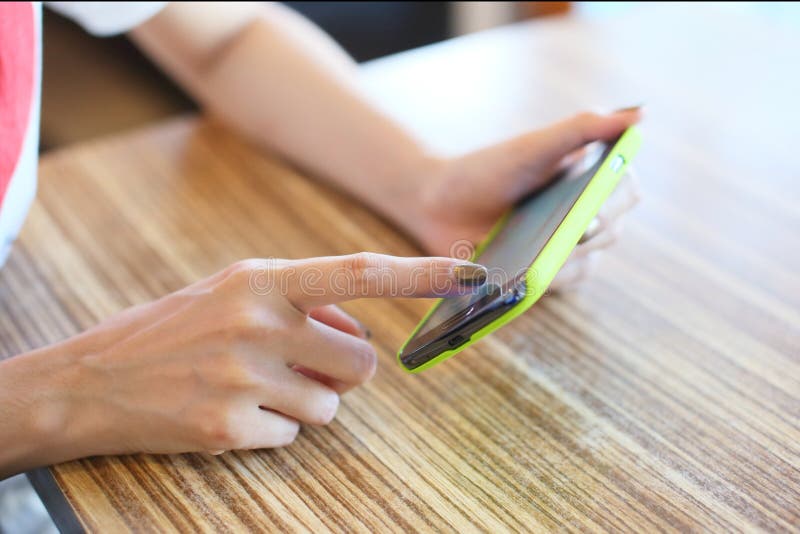 Mano y teléfono móvil imágenes de archivo libres de regalías Mano y teléfono móvil imágenes de archivo libres de regalías