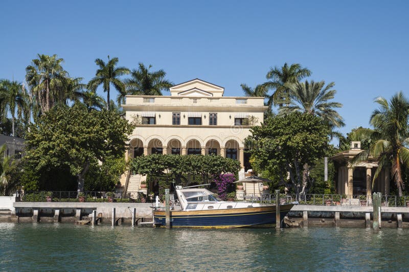 Download Manoir Luxueux Sur L'île D'étoile à Miami Image stock - Image du résidence, maison: 45352467