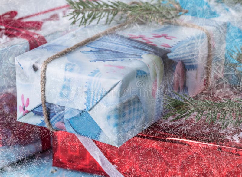 Manojo de cajas de regalo en un fondo azul de árboles. El regalo empaquetó las cajas en un fondo de madera azul