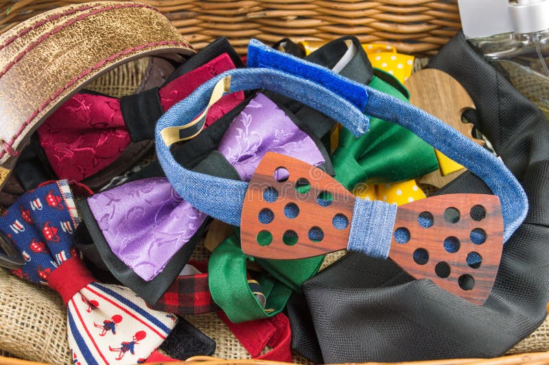 Manojo de corbatas de lazo y de accesorios masculinos en una caja fotos de archivo libres de regalías Manojo de corbatas de lazo y de accesorios masculinos en una caja fotos de archivo libres de regalías