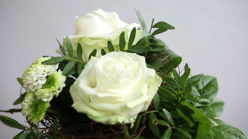 Manojo de flores giratorio con las rosas blancas