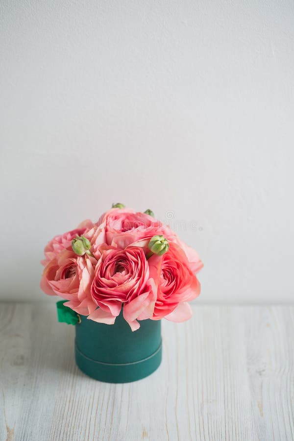 Manojo de pálido - fondo persa de la luz del ranúnculo del ranúnculo rosado, superficie de madera Caja verde foto de archivo libre de regalías Manojo de pálido - fondo persa de la luz del ranúnculo del ranúnculo rosado, superficie de madera Caja verde foto de archivo libre de regalías