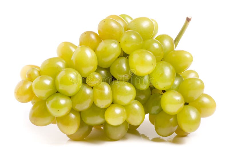 Manojo de uvas verdes aisladas en el fondo blanco foto de archivo