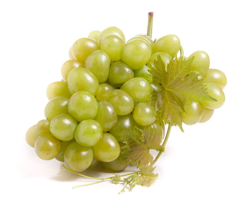 Manojo de uvas verdes con la hoja aislada en el fondo blanco foto de archivo