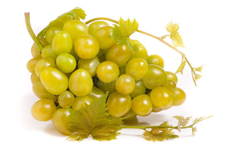 Manojo de uvas verdes con la hoja aislada en el fondo blanco fotos de archivo libres de regalías