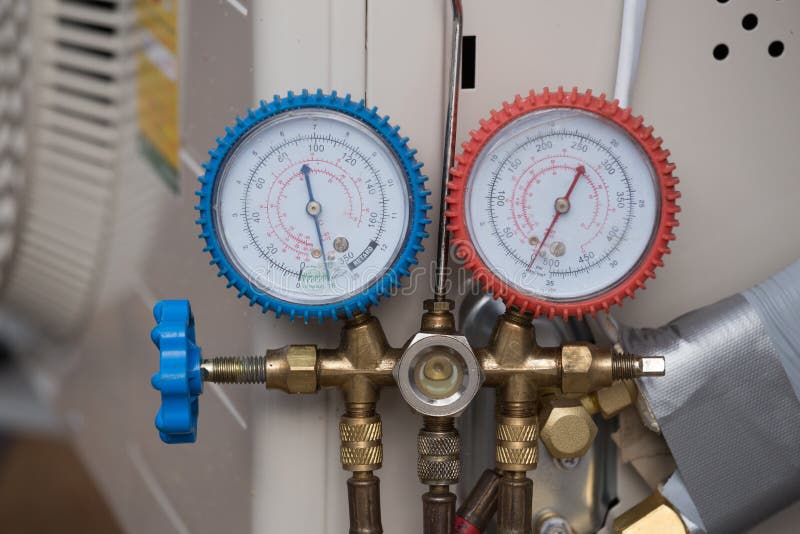 Manometers, materiaal om airconditioners te vullen royalty-vrije stock afbeelding Manometers, materiaal om airconditioners te vullen royalty-vrije stock afbeelding