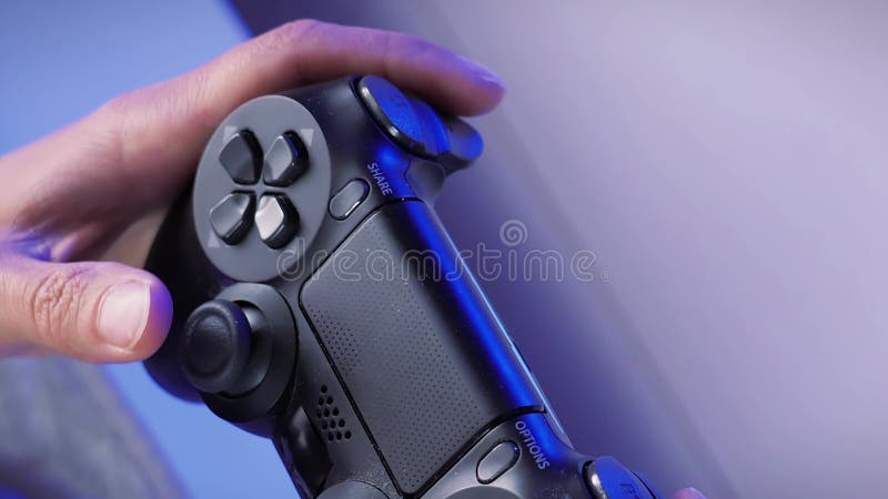 Manos con joystick inalámbrico para videojuegos. vídeo vertical almacen de video