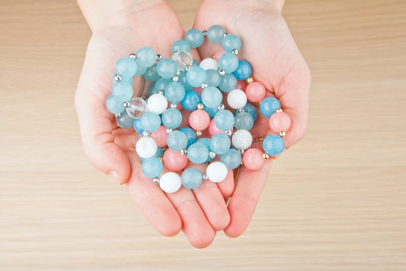 Manos de cerámica de la mujer de las piedras de la pulsera de la ágata azul de plata imagen de archivo libre de regalías Manos de cerámica de la mujer de las piedras de la pulsera de la ágata azul de plata imagen de archivo libre de regalías