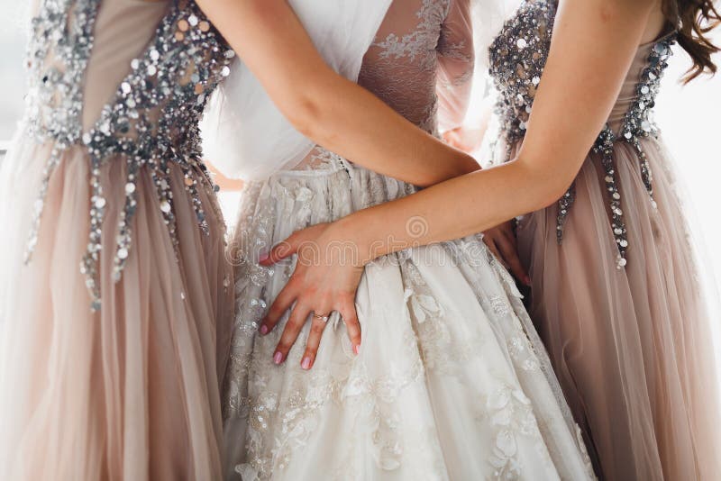 Manos De Damas De Honor En Vestido De Novia. Matrimonio Feliz Y Concepto De Novia En El Día De La Boda Foto de archivo - Imagen de morena, primer: 178165722 Manos De Damas De Honor En Vestido De Novia. Matrimonio Feliz Y Concepto De Novia En El Día De La Boda Foto de archivo - Imagen de morena, primer: 178165722