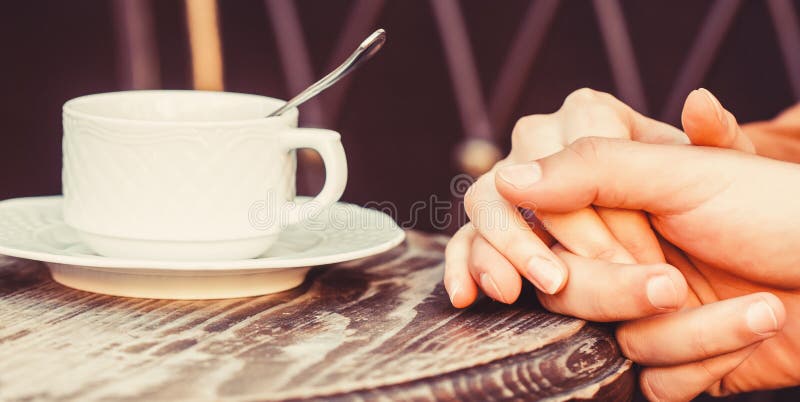 Manos De Hombres Y Mujeres Sosteniendo Una Taza De Café Pareja Enamorada Tomándose De La Mano Con El Café Pareja Sosteniéndose De Imagen de archivo - Imagen de lata, expresado: 199640387 Manos De Hombres Y Mujeres Sosteniendo Una Taza De Café Pareja Enamorada Tomándose De La Mano Con El Café Pareja Sosteniéndose De Imagen de archivo - Imagen de lata, expresado: 199640387