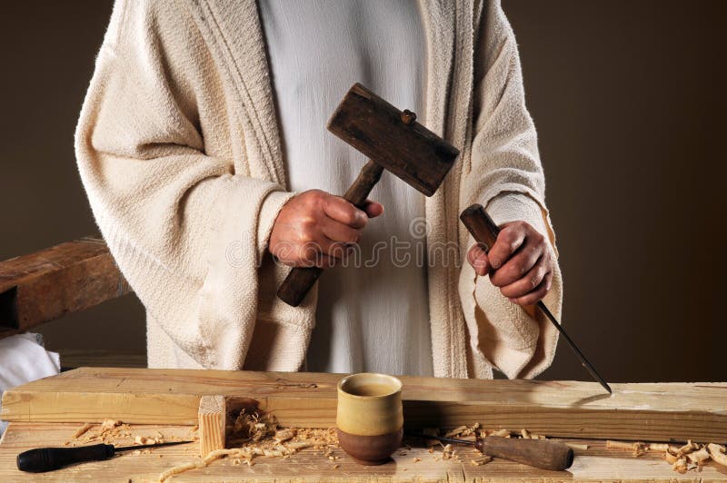 Manos de Jesús con las herramientas del carpintero