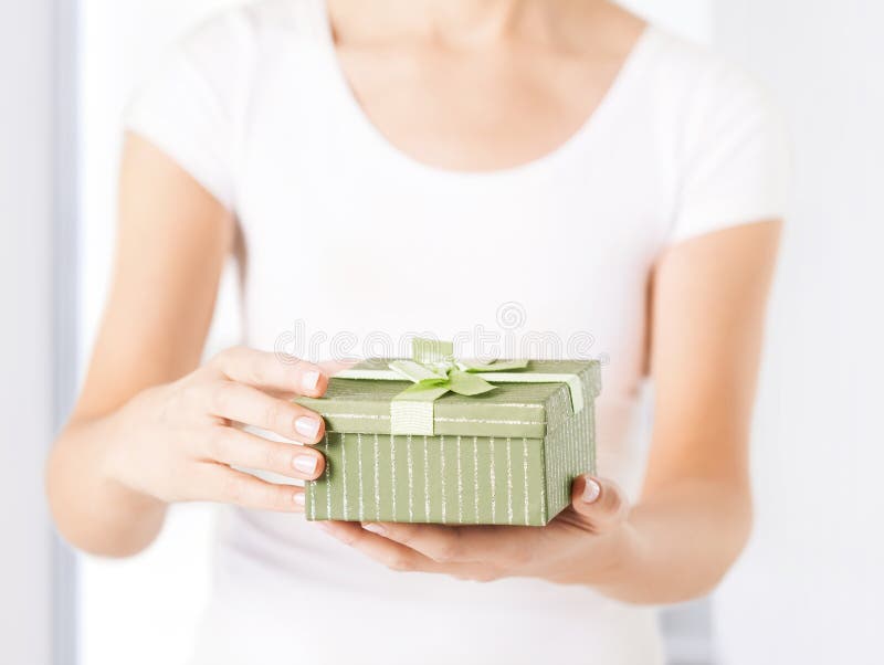 Manos de la mujer con la caja de regalo foto de archivo Manos de la mujer con la caja de regalo foto de archivo