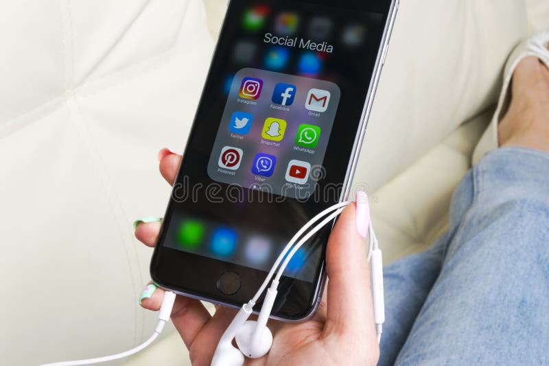 Manos de la mujer usando el iphone 7 con los iconos del medios facebook social, instagram, gorjeo, uso de Google en la pantalla C fotografía de archivo libre de regalías Manos de la mujer usando el iphone 7 con los iconos del medios facebook social, instagram, gorjeo, uso de Google en la pantalla C fotografía de archivo libre de regalías