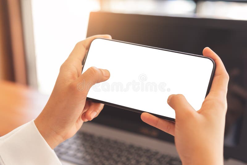Manos de la mujer usando maqueta blanca horizontal del smartphone de la pantalla