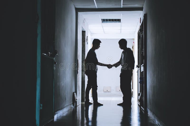 Manos de la sacudida del amigo de la silueta dos que acaban un trato en medio de la amistad feliz y del éxito fotos de archivo Manos de la sacudida del amigo de la silueta dos que acaban un trato en medio de la amistad feliz y del éxito fotos de archivo
