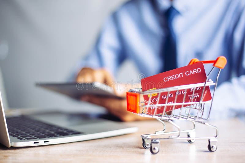Manos de pago en línea con tarjeta de crédito y el uso de la computadora portátil. concepto de compra en línea. compras en línea y pagos en línea.