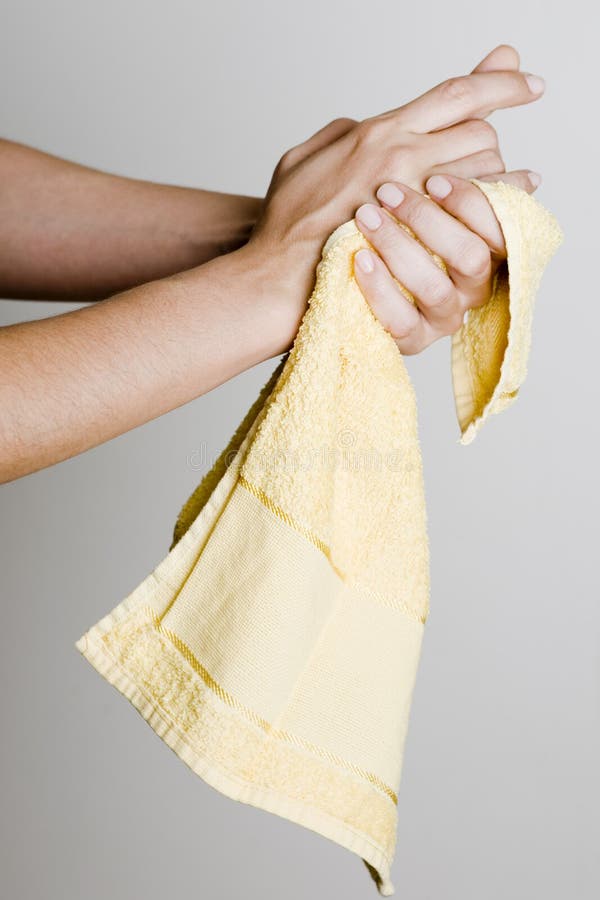 Manos de sequía con una toalla