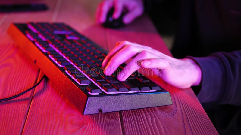 Manos de un jugador jugando en el videojuego usando el teclado. metrajes