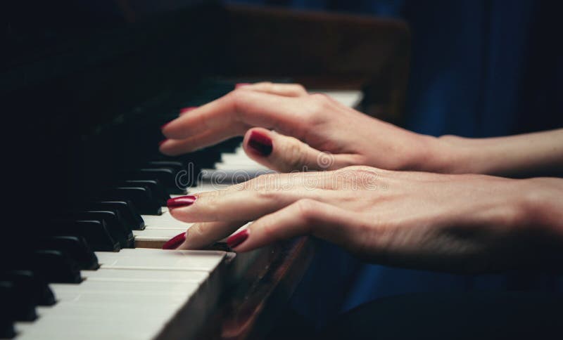 Manos de una mujer joven hermosa que juega el piano Vista lateral Foco selectivo spaceBlur de la copia imagen de archivo libre de regalías Manos de una mujer joven hermosa que juega el piano Vista lateral Foco selectivo spaceBlur de la copia imagen de archivo libre de regalías