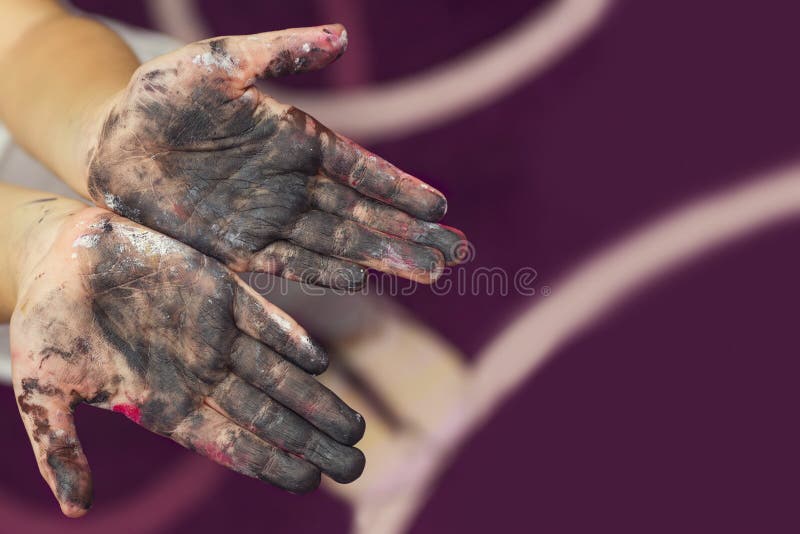 Manos del bebé manchadas con la pintura Pintado en manos de la piel Concepto creativo fotos de archivo Manos del bebé manchadas con la pintura Pintado en manos de la piel Concepto creativo fotos de archivo