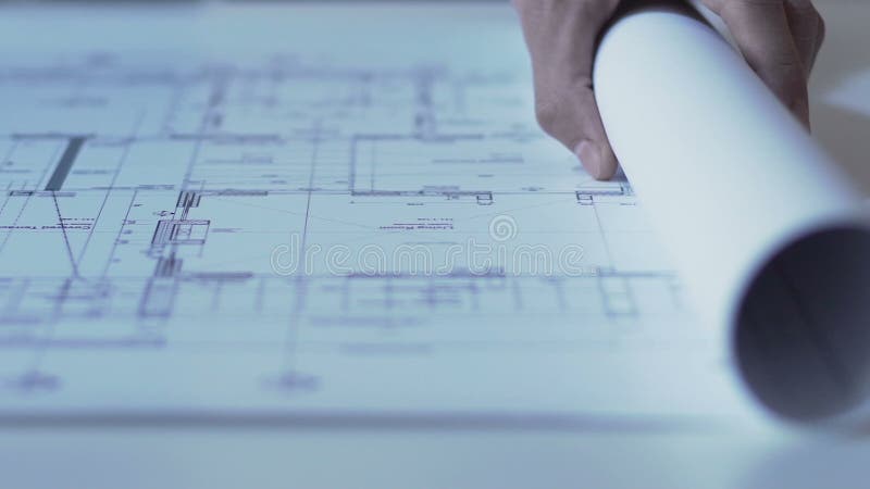 Manos del dibujo de las nuevas instrucciones del edificio, oficina de la abertura del arquitecto del diseño