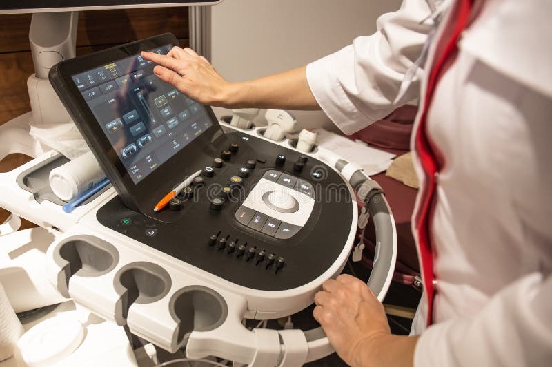 Manos del doctor en el panel de control con el teclado del equipo de diagnóstico del ultrasonido médico en clínica foto de archivo Manos del doctor en el panel de control con el teclado del equipo de diagnóstico del ultrasonido médico en clínica foto de archivo
