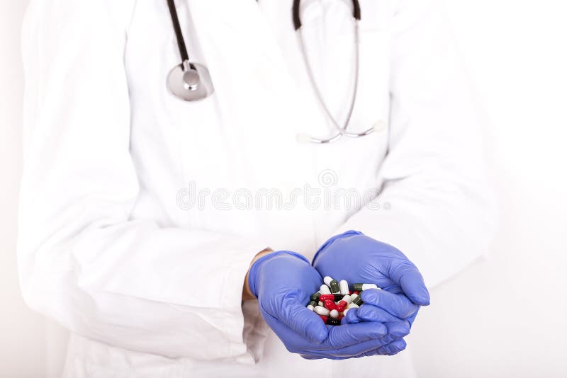Manos del doctor en los guantes médicos que sostienen muchas diversas píldoras imágenes de archivo libres de regalías Manos del doctor en los guantes médicos que sostienen muchas diversas píldoras imágenes de archivo libres de regalías