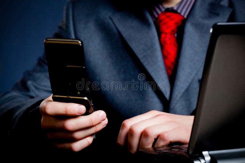 Manos del hombre de negocios con el teléfono fotografía de archivo Manos del hombre de negocios con el teléfono fotografía de archivo