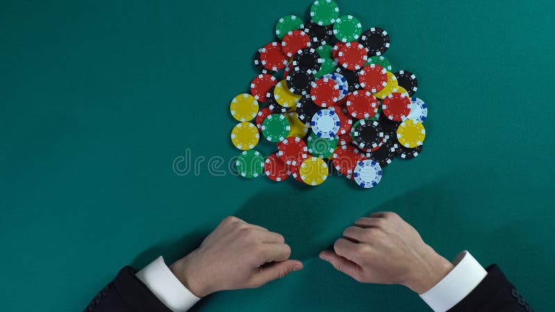 Manos del hombre de negocios que toman todos los microprocesadores en el casino, monopolio en el mercado, visión superior fotos de archivo libres de regalías Manos del hombre de negocios que toman todos los microprocesadores en el casino, monopolio en el mercado, visión superior fotos de archivo libres de regalías