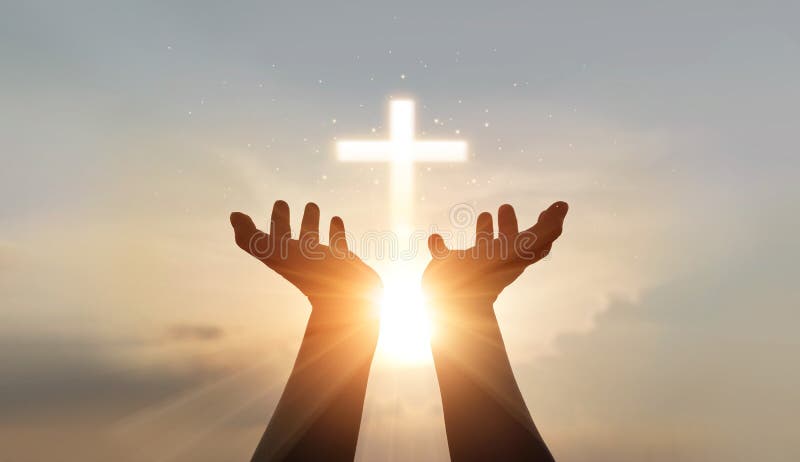 Manos del hombre rezando y adorando la cruz, la terapia eucarística bendice la ayuda de Dios, la esperanza y la fe, el concepto d Manos del hombre rezando y adorando la cruz, la terapia eucarística bendice la ayuda de Dios, la esperanza y la fe, el concepto d