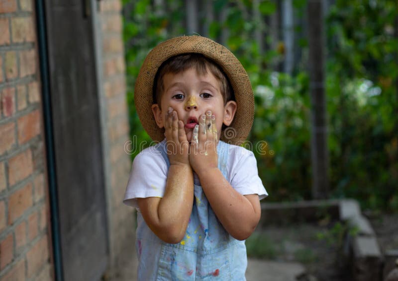 Manos del niño pequeño pintadas en pinturas coloridas Niño feliz que se divierte al aire libre fotos de archivo Manos del niño pequeño pintadas en pinturas coloridas Niño feliz que se divierte al aire libre fotos de archivo
