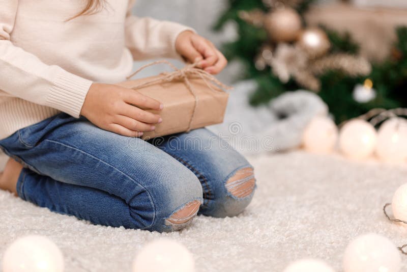 Manos del niño que sostienen la caja de regalo rosada hermosa fotos de archivo libres de regalías Manos del niño que sostienen la caja de regalo rosada hermosa fotos de archivo libres de regalías