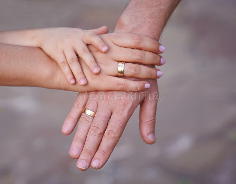 Manos del padre de la madre y del pequeño bebé Concepto de unidad, de ayuda, de protección y de felicidad Manos de la familia fotografía de archivo libre de regalías Manos del padre de la madre y del pequeño bebé Concepto de unidad, de ayuda, de protección y de felicidad Manos de la familia fotografía de archivo libre de regalías