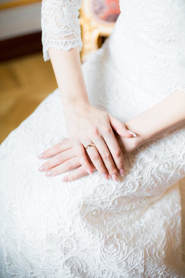 Manos del ` s de la novia en el vestido de boda blanco hermoso fotografía de archivo libre de regalías Manos del ` s de la novia en el vestido de boda blanco hermoso fotografía de archivo libre de regalías