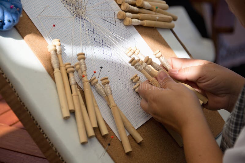 Manos femeninas expertas en los artes tradicionales de la fabricación de cordón fotografía de archivo Manos femeninas expertas en los artes tradicionales de la fabricación de cordón fotografía de archivo